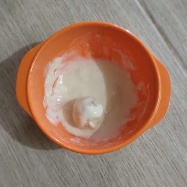 Masukkan ke lapis terigu basah.