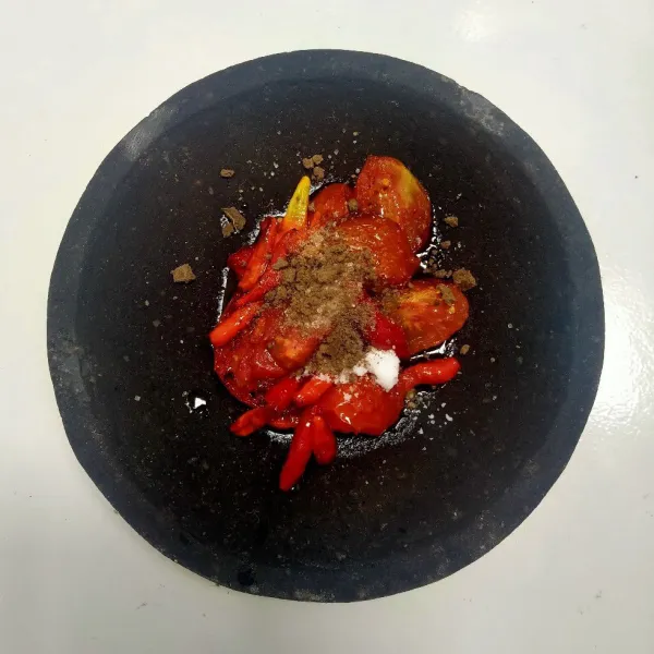 Taruh dalam cobek beri garam, gula pasir, penyedap rasa dan terasi.