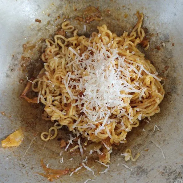 Aduk, masukkan keju parut dan lada bubuk.