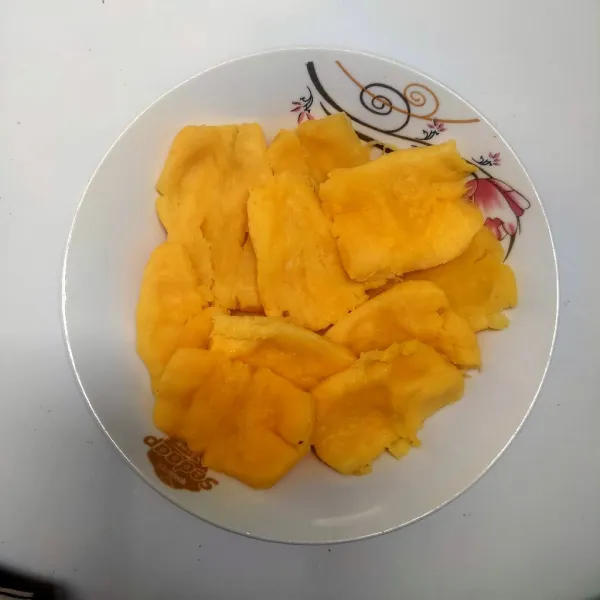 Buang sumbu tape kemudian 1 tape bagi menjadi 3 dan pipihkan.