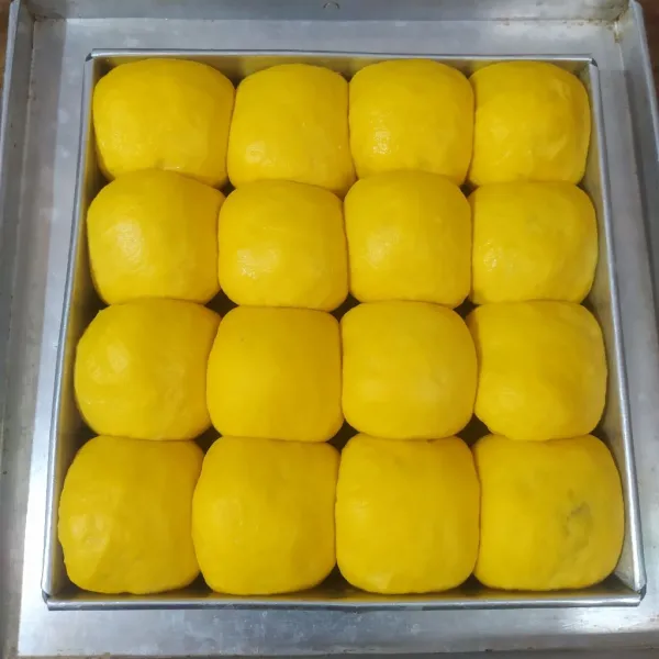 Bulatkan lagi lalu tata di loyang lalu diamkan selama 60 menit.