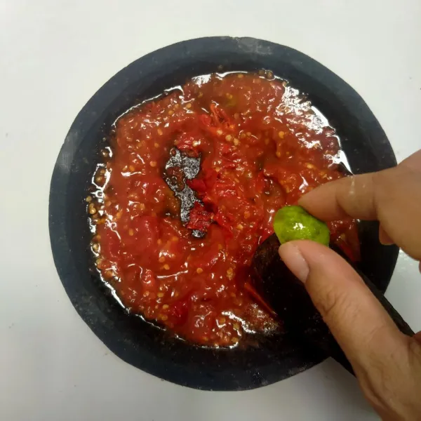 Beri perasan jeruk limau.