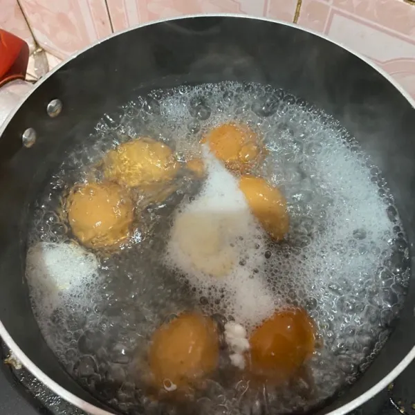 Rebus telur dengan air secukupnya lalu bersihkan kulitnya.