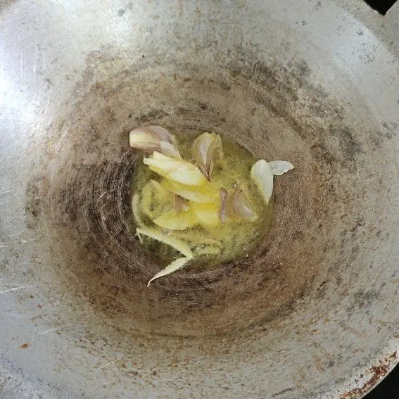 Tumis bawang merah dan bawang putih dengan margarin sampai harumnya menguar.