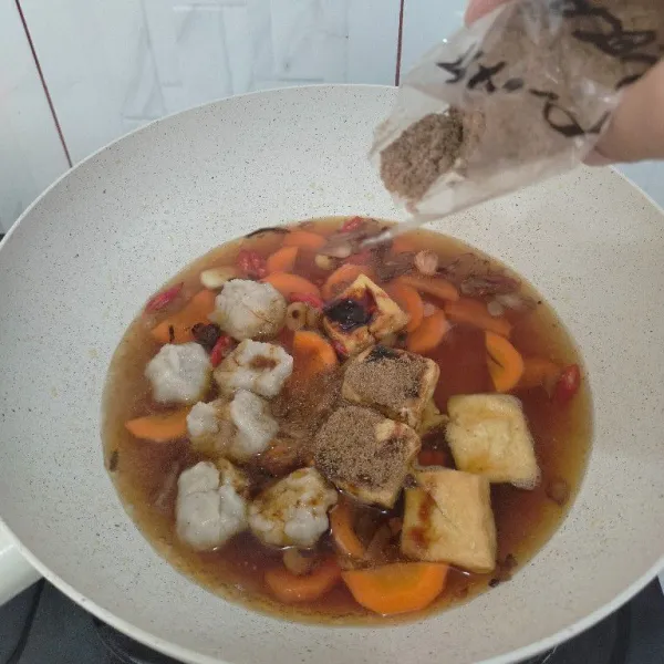 Tambahkan bakso, tahu, kecap manis, saus tiram, kaldu bubuk, garam, dan bumbu kecap bubuk, masak hingga kuah meresap.