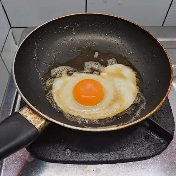 Panaskan sedikit minyak goreng. Buat telur ceplok dengan sedikit taburan garam. Lakukan berulang sampai telur habis. Sisihkan.