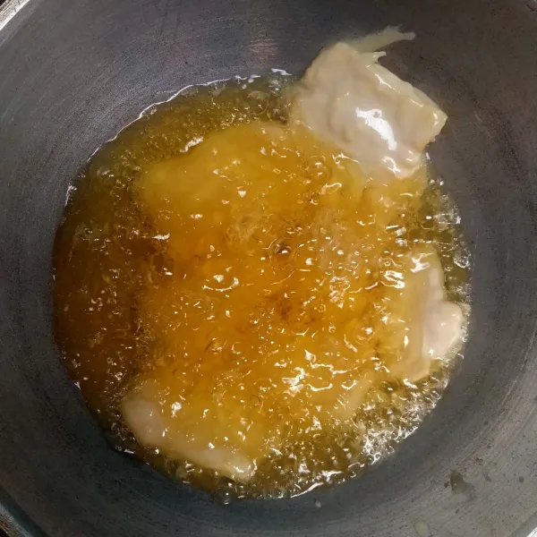 Panaskan minyak, masukkan tape goreng.