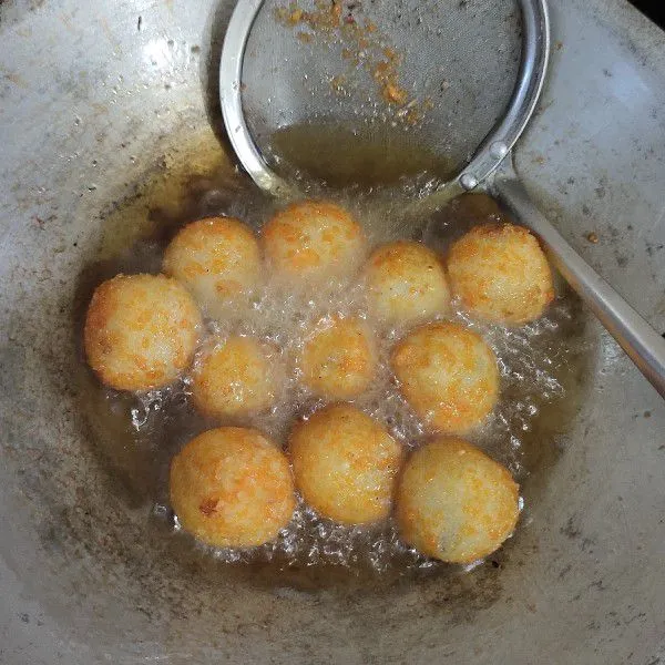 Goreng sampai garing kecoklatan cantik warnanya.
