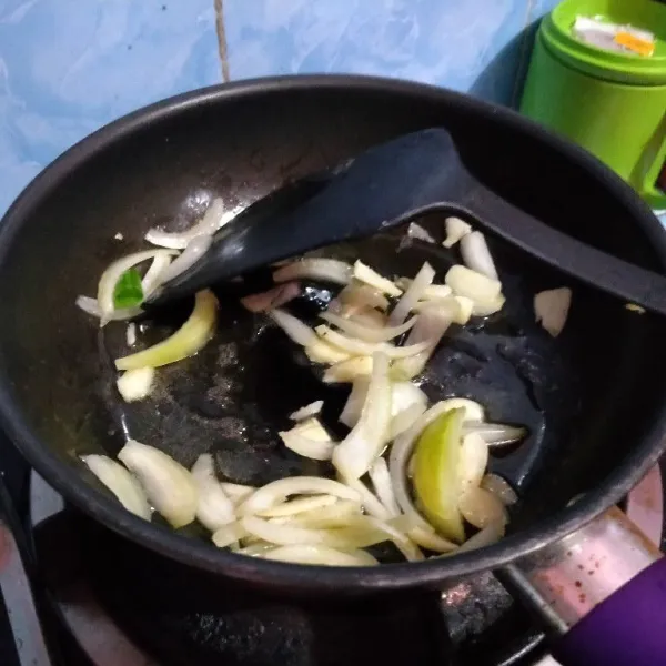 Panaskan 1 sdm minyak, tumis bawang bombay, dan bawang putih sampai layu.