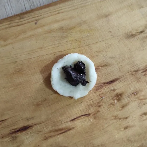 Pipihkan bulat adonan, masukkan coklat dcc.