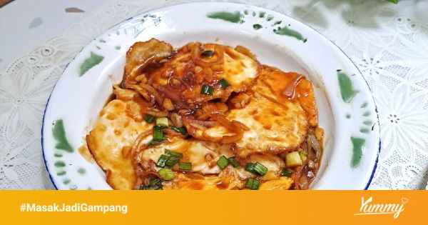 Penyajian Telur Ceplok Tiga Saus yang menarik dan menonjolkan variasi saus