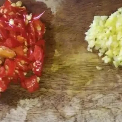 Siapkan bawang putih yang telah dicincang dan cabe rawit yang telah dipotong tipis.