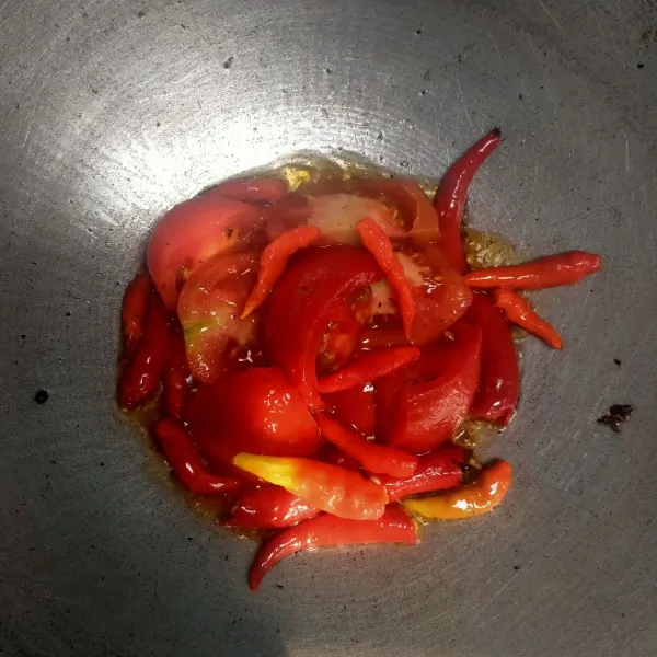Goreng bahan sambal tomat, cabe rawit, cabe keriting.