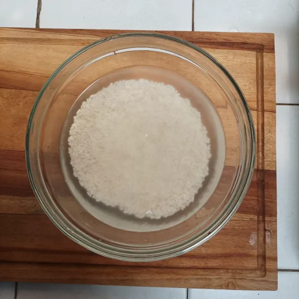 Rendam beras ketan selama 1.5 jam, beri sejumput garam.