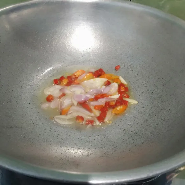 Iris bawang merah, bawang putih dan cabe lalu tumis hingga harum.