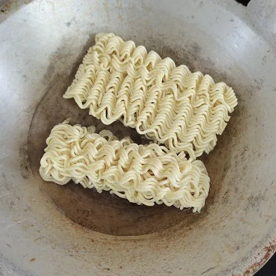 Rebus mie sampai setengah matang saja.
