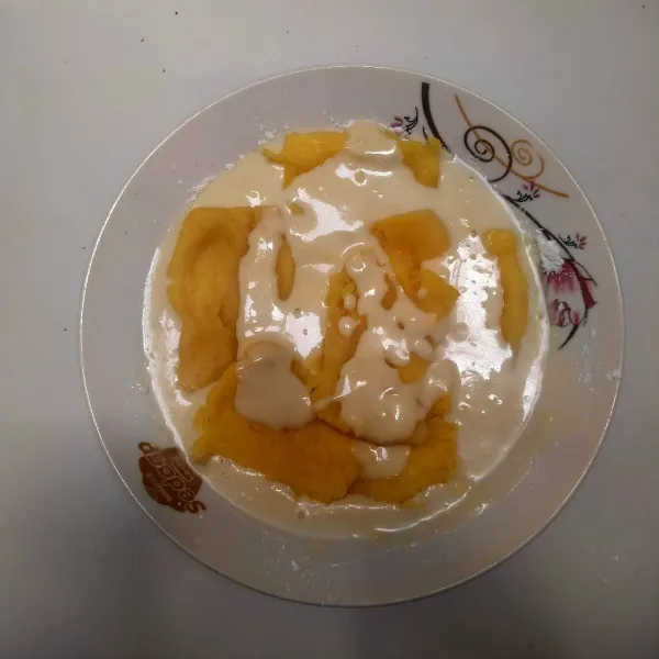 Masukkan tape ke dalam adonan dan balur hingga rata.