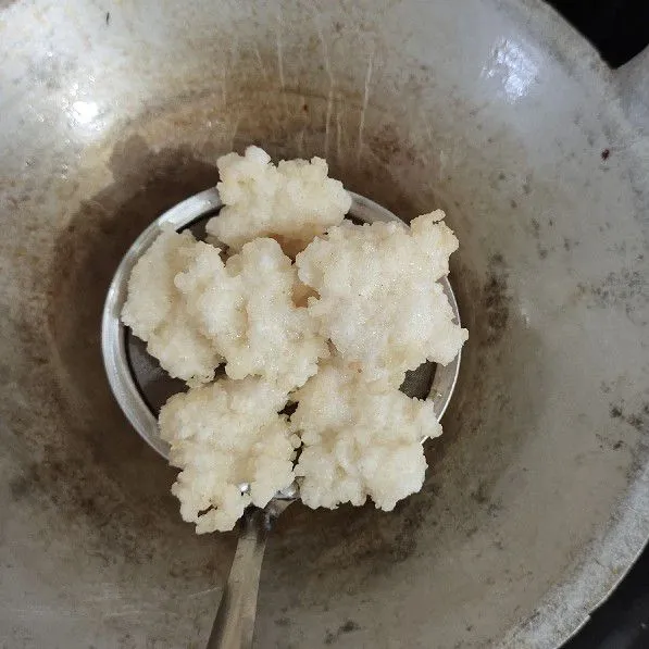 Tiriskan dari minyak. Siap untuk disajikan.