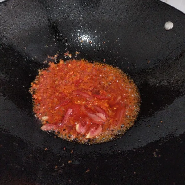 Tumis bahan cabai hingga harum. Masukkan tomat, bumbui dengan garam dan kaldu bubuk.