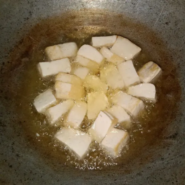 Potong dadu tahu lalu goreng.