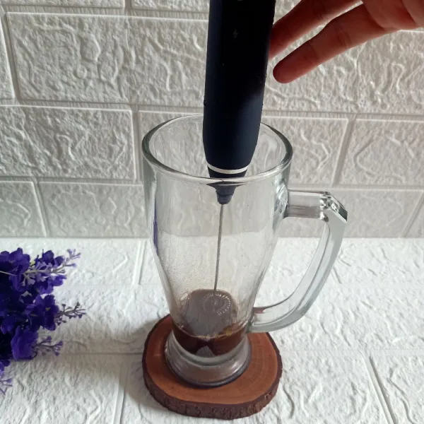 Kocok hingga berbusa tinggi.