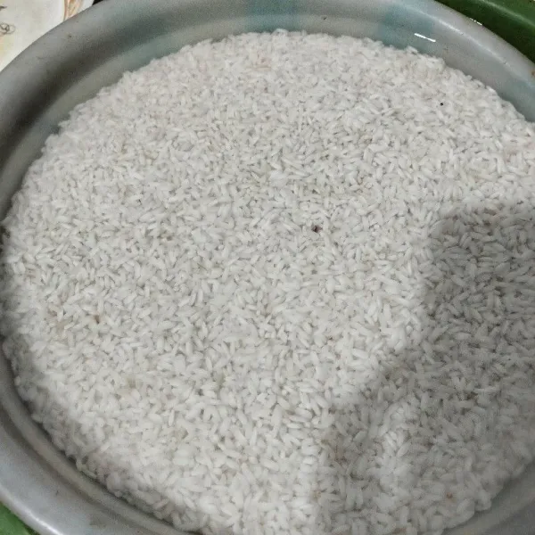 Cuci dan rendam semalaman beras ketan. Lalu aron dalam dandang sampai setengah matang, Angkat.