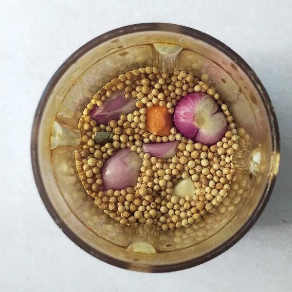 Siapkan semua bahan bumbu halus, kemudian haluskan dengan blender.