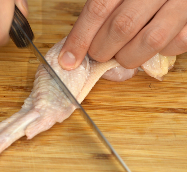 Kerat sayap ayam sebelum dimarinasi agar bumbu meresap.