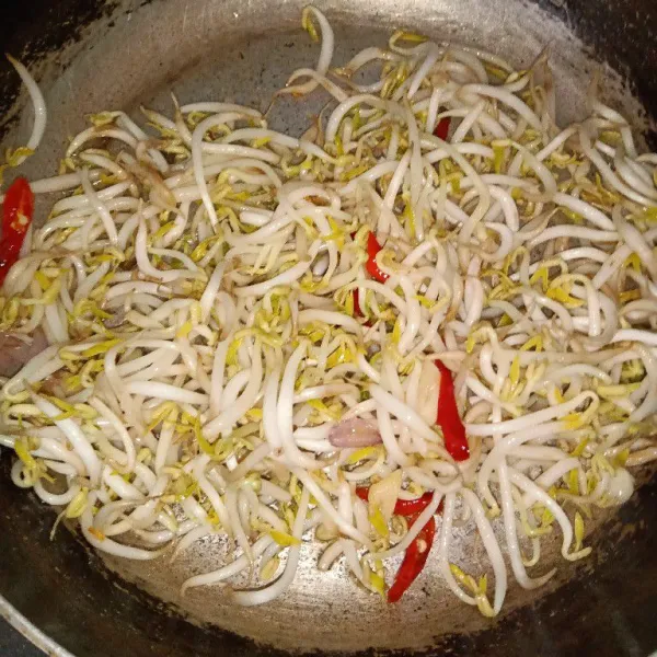 Masukkan kecambah sampai setengah layu.