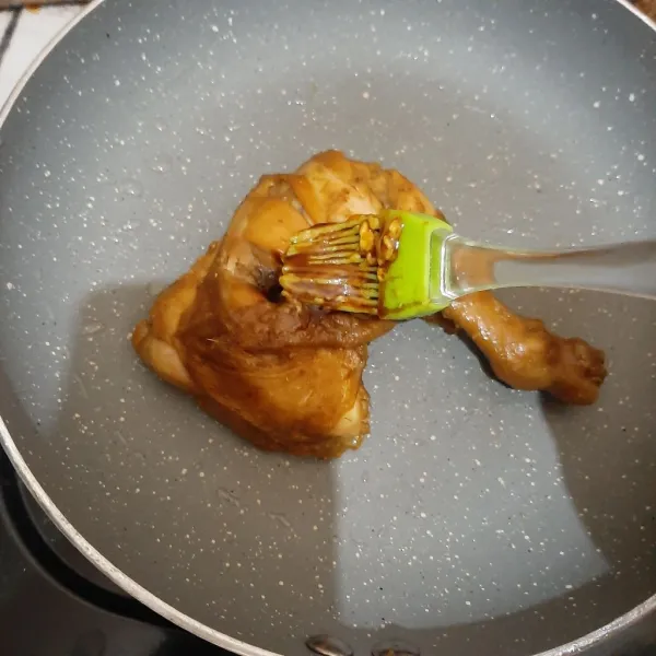 Panggang ayam di teflon sambil diolesi bumbunya. Pastikan dimasak hingga ada tekstur panggangnya lalu diangkat. Siap disajikan.