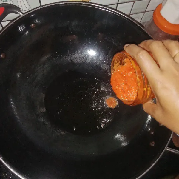 Tumis bahan halus hingga harum.