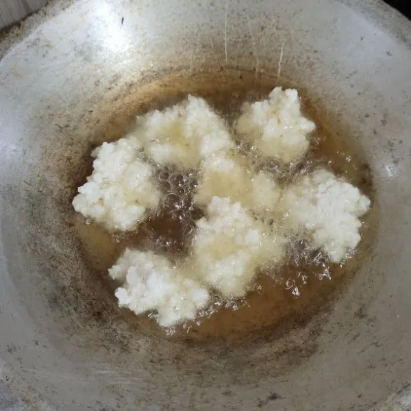 Goreng dengan minyak panas dengan kondisi api kecil.