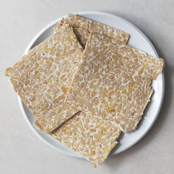 Siapkan tempe, kemudian iris tipis tempe.