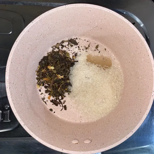 Masukkan teh tubruk, gula, dan essence vanila ke dalam panci.