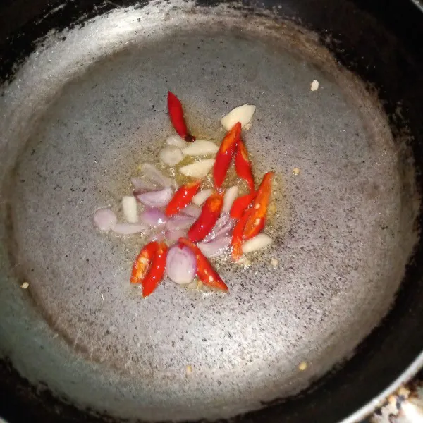 Tumis bawang dan cabai.