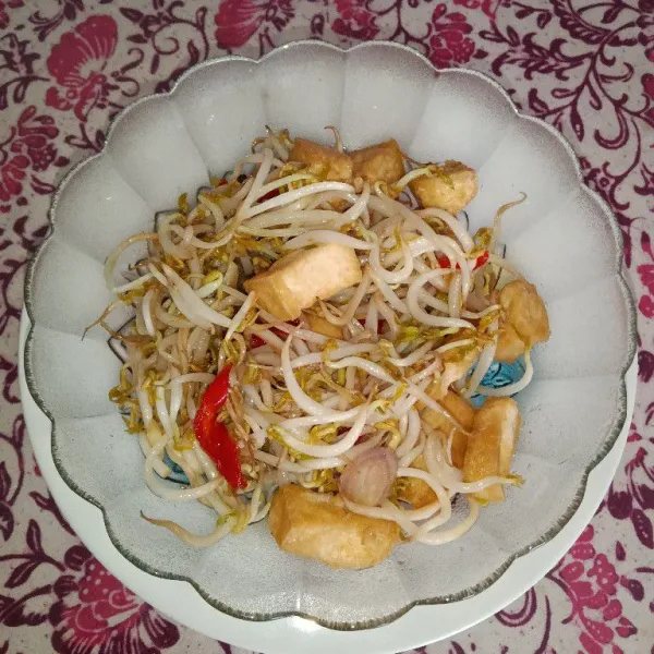 Tumis tahu kecambah siap disajikan.