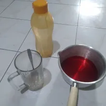 Tambahkan larutan gula lalu aduk rata dan tambahkan air secukupnya.