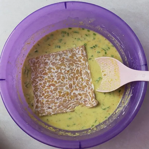 Masukkan tempe satu persatu.