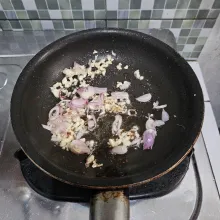 Tumis bawang merah dan bawang putih hingga wangi.