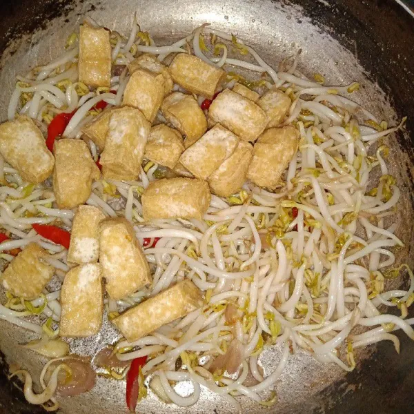 Tambahkan tahu, garam, gula, dan penyedap, aduk rata.