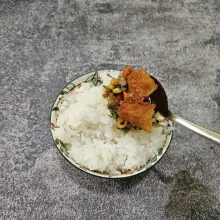 Tata nasi ke dalam bowl. Kemudian tuang tumisan nuget cabai garam ke atas nya.
