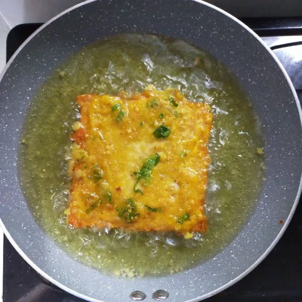 Goreng hingga kering, kuning keemasan, lalu angkat dan tiriskan.