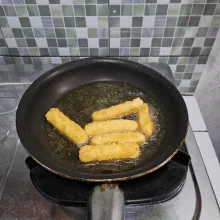 Goreng nuget hingga matang, lalu tiriskan.