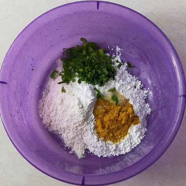 Masukkan tepung terigu, tepung beras, tepung tapioka,daun bawang iris, bumbu halus,g aram dan kaldu jamur aduk rata.