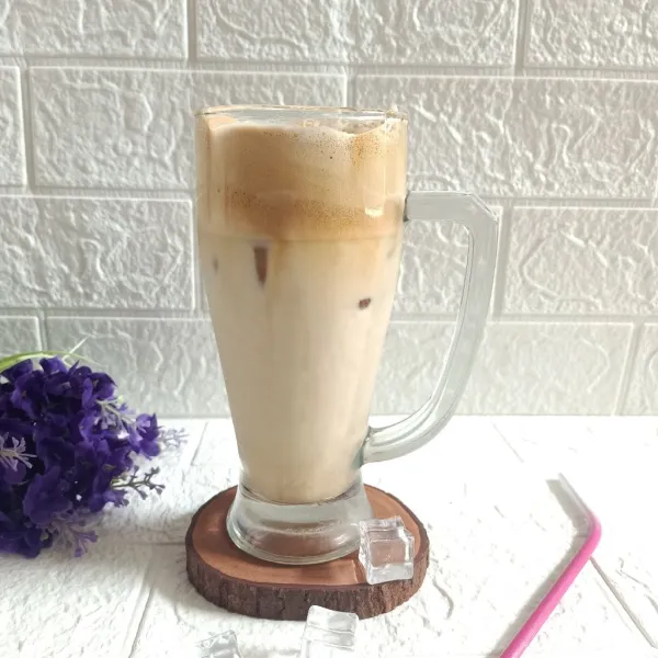 Minuman es karamel siap disajikan.