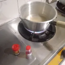 Tambahkan pewarna makanan warna merah dan perisa Frambos, masak hingga gula larut, lalu sisihkan sebentar.
