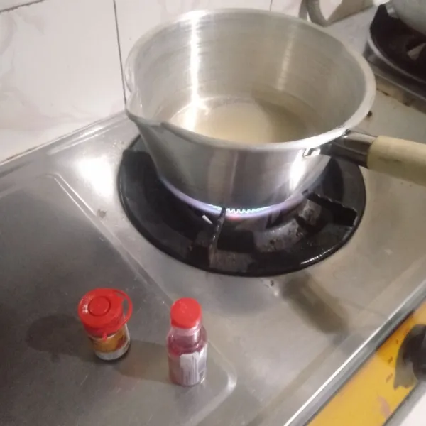 Tambahkan pewarna makanan warna merah dan perisa Frambos, masak hingga gula larut, lalu sisihkan sebentar.