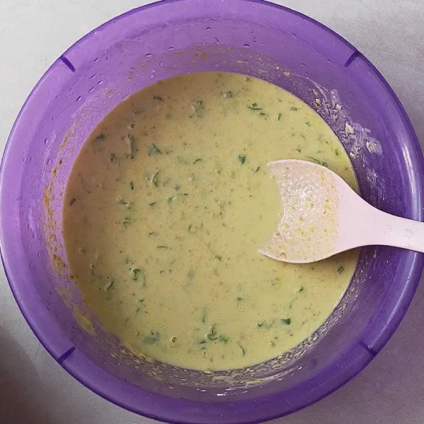 Tuang air sedikit demi sedikit sampai adonan pas.