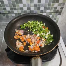 Masukkan daun bawang, tumis sebentar.