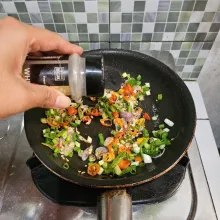 Bumbui dengan kaldu bubuk dan lada bubuk. Aduk rata koreksi rasanya. Kemudian matikan api.
